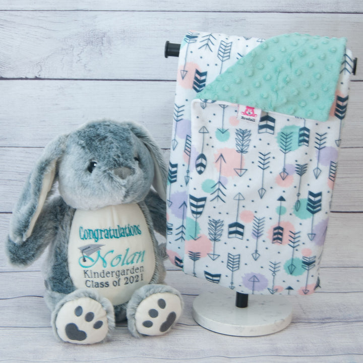 Lapin gris et couverture avec flèches