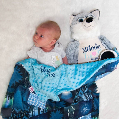 Bébé fille avec husky et couverture bleue